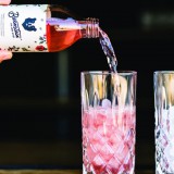 Bild anzeigen: B&auml;rnstein wird in ein Glas eingeschenkt