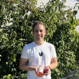 Bild anzeigen: Christoph Zein mit B&auml;rnsteinflasche in der Hand