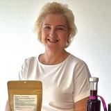 Bild anzeigen:  Produkten	Foto von Ulrike Lackner mit ihren Produkten