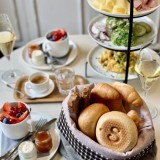 Bild anzeigen: Fr&uuml;hst&uuml;cksbuffet mit Geb&auml;ck, Kaffee, Schinken, K&auml;se usw.