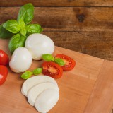 Bild anzeigen: Mozarella mit Tomaten und Basilikum
