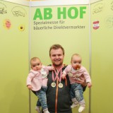 Bild anzeigen: Imkerei Waismayer Ab Hof 2017 mit zwei Babies