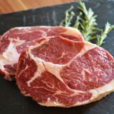 Bild anzeigen: rohes Fleisch auf Schieferplatte