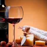 Bild anzeigen: Weingut Dachauer Wein neben Käse und Wurst