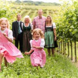 Bild anzeigen: weingut schwarzl familie im weingarten