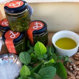 Bild anzeigen: Heiss Pesto mit Salz, Kräutern, Ölen, Nüsse und Gewürze