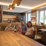 Bild anzeigen: Weingut Hellmer Kostraum und Familie