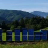 Bild anzeigen: Landschafts-Panorama mit Bienenstöcken