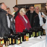 Bild anzeigen: Herr Blaich verkauft Bioöle am "So schmeckt NÖ"-Adventmarkt