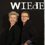 Bild anzeigen: Birgit und Grete vor Ihrem Logo