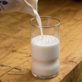Bild anzeigen: Im Rahmen des EU-Schulprogramms wird Milch gemeinsam mit Obst und Gemüse als "gesunde Jause" in Schulen und Kindergärten gefördert. 