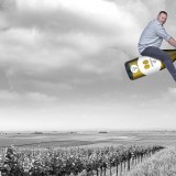 Bild anzeigen: Weingut Preisinger-Reinberger Max beim Fliegen