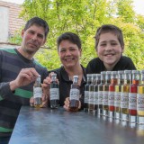Bild anzeigen: Weingut Heger und Poysdorfer Essig und Senf Familie mit Flaschen