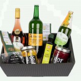 Bild anzeigen: Geschenkbox gefüllt mit regionalen Köstlichkeiten