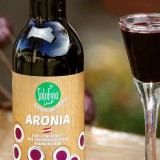 Bild anzeigen: Aroniasaft in einer Flasche und einem Glas