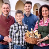 Bild anzeigen: Abhof Höfinger Familie Höfinger