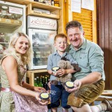 Bild anzeigen: Willis Bauernhof: Andreas Wilhelm mit Kinder