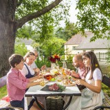 Bild anzeigen: Dammererhof: Familie Dammerer bei Tisch