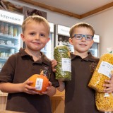 Bild anzeigen: Mei Kühlhaus Kinder beim Einkauf