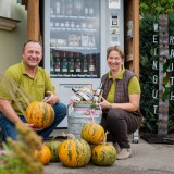 Bild anzeigen: Weingut Raith Franz und Doris vor dem SB-Automat