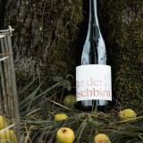 Bild anzeigen: Haselberger Mostflasche am Baum