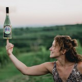 Bild anzeigen: Sandra Mayer mit Frizzante Flasche