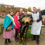 Bild anzeigen: Karpfenkönigin mit Veranstaltern des Abfischfest