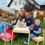 Bild anzeigen: Familie Arnhof mit Kühen und Milchprodukten