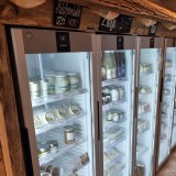 Bild anzeigen: Bauernladen hoher Markt Kühlregal mit Milchprodukten