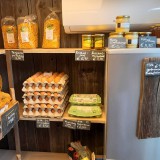 Bild anzeigen: Hofladen B&ouml;hm - Regal mit Eiern