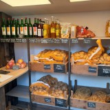 Bild anzeigen: Hofladen B&ouml;hm Regal mit Flaschen und Erd&auml;pfeln