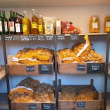 Bild anzeigen: Regal mit Kartoffels&auml;cken im Hofladen B&ouml;hm 