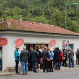 Bild anzeigen: Vor der Tür freigestellt