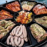 Bild anzeigen: Sunk-Grillplatte mit Spießen, Steakes, Würsteln und Braten im ganzen