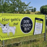 Bild anzeigen: Dorfladenbox Markt Piesting Wegweiser