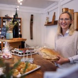 Bild anzeigen: Frau Baumgartner mit Brot