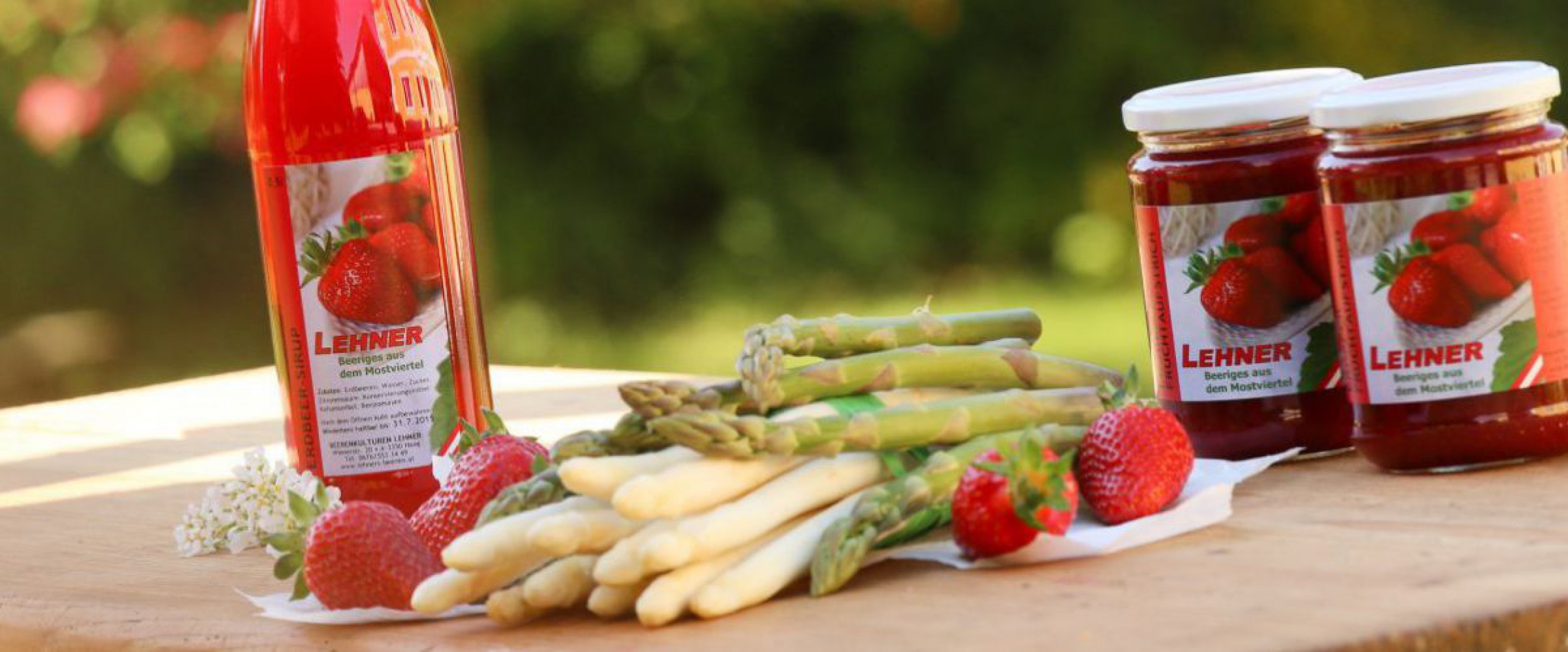 Lehner Erdbeeren, Erdbeersaft und -marmelade neben grünen und weißen Spargel