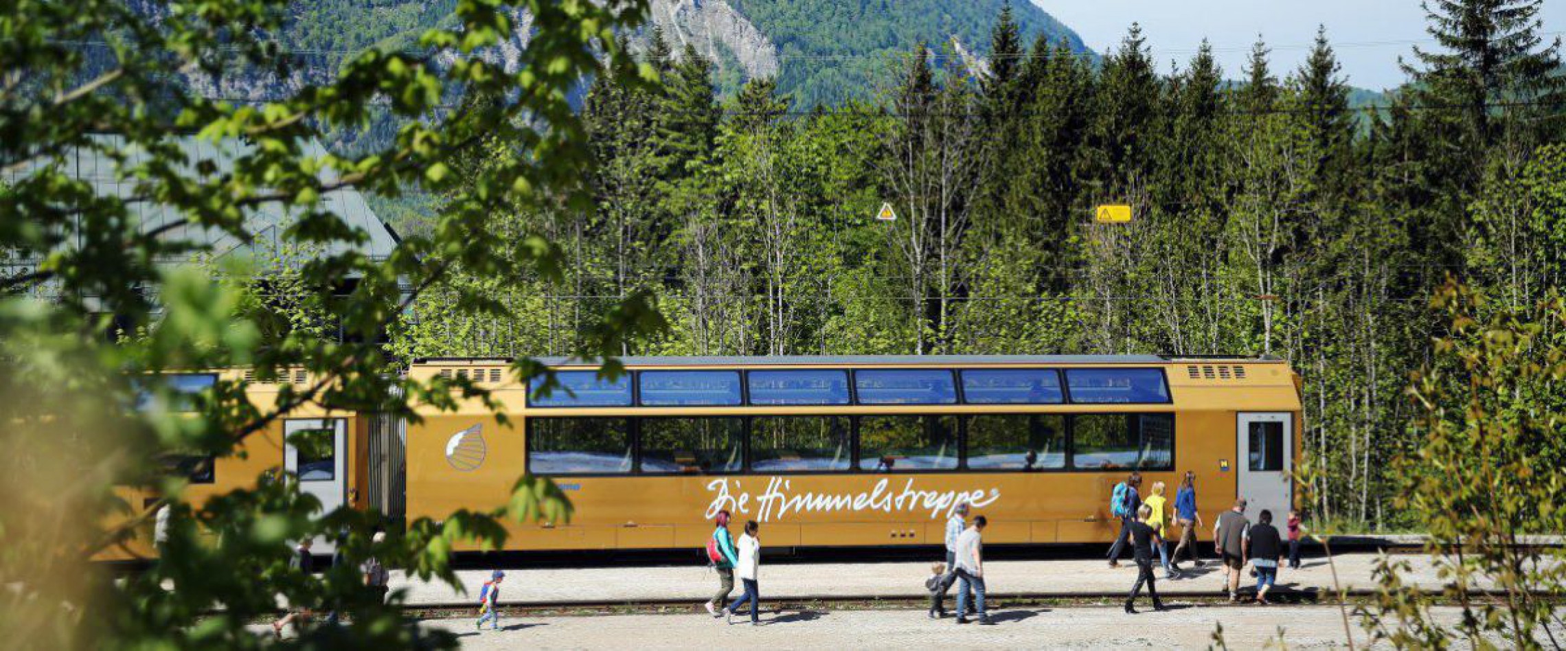 Der großflächig verglaste Panoramawagen ermöglicht einmalige Ausblicke in den Naturpark Ötscher-Tormäuer. 