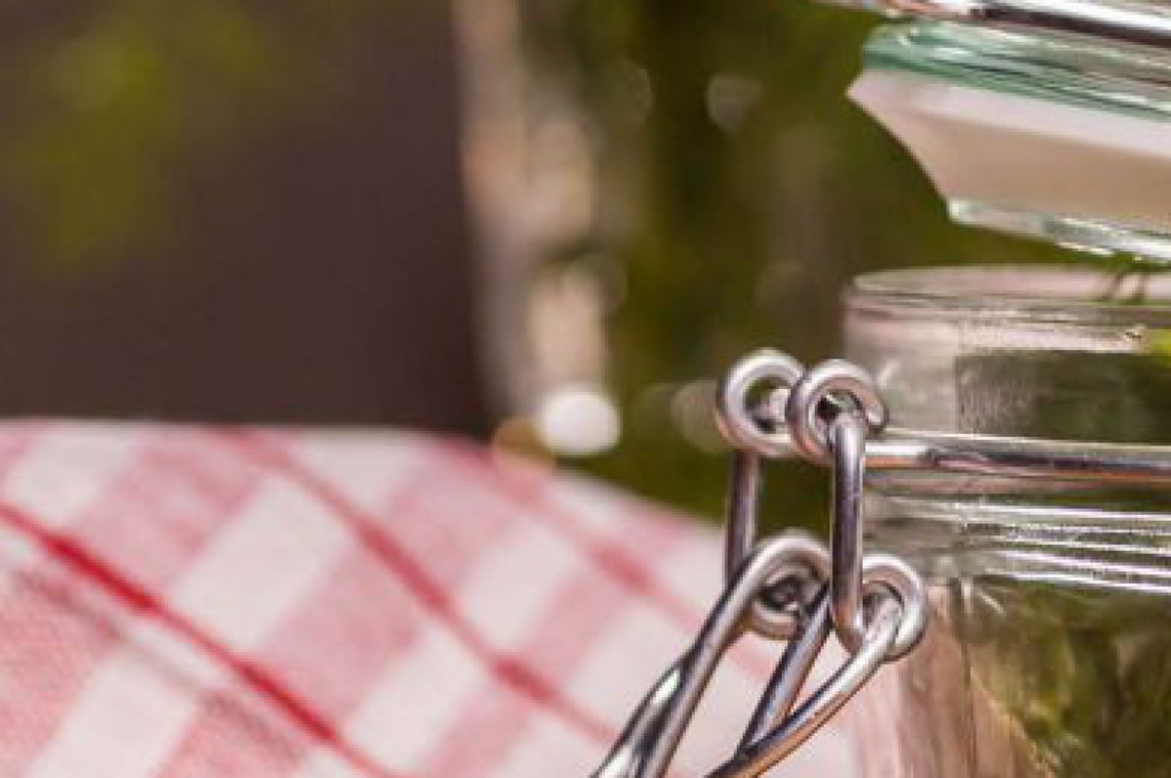 Essiggurken eingelegt in ein Glas mit Zwiebeln und Chili