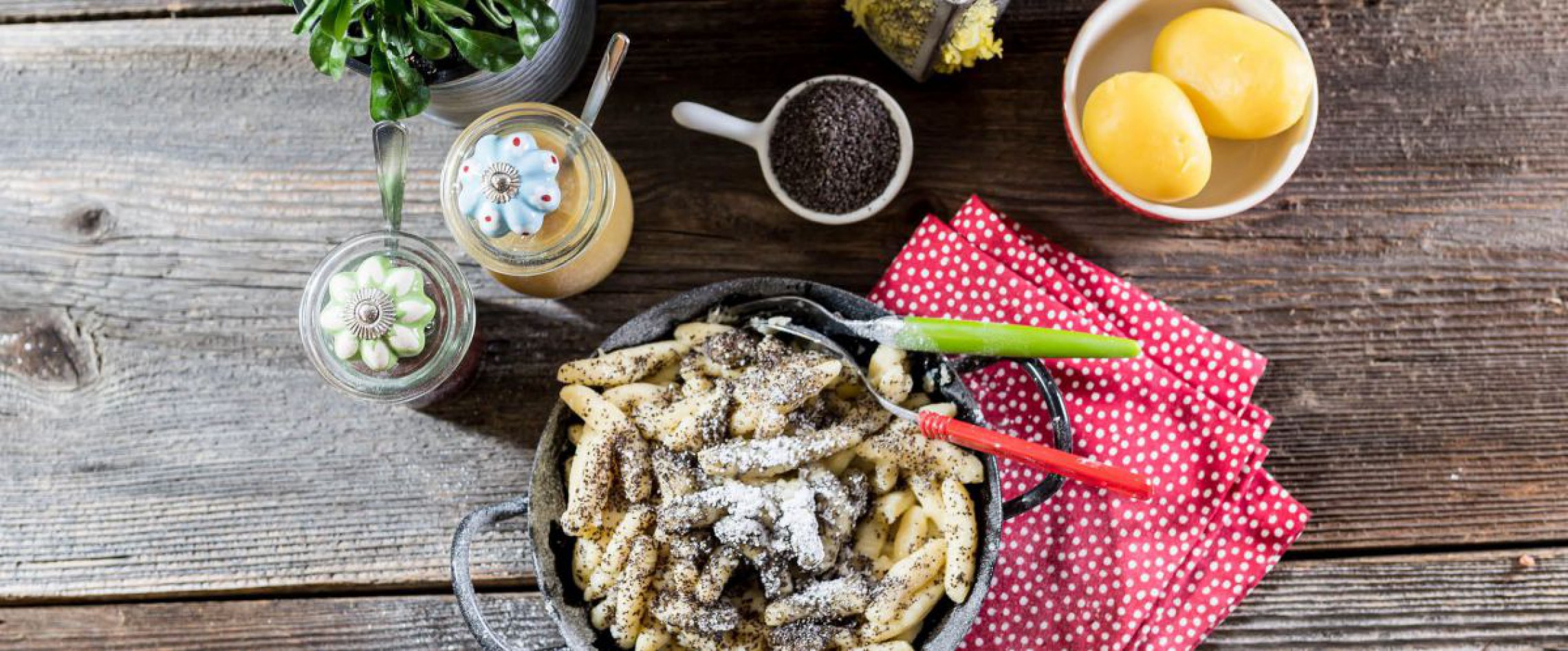 Mohnnudeln mit Zutaten, fotografiert von oben