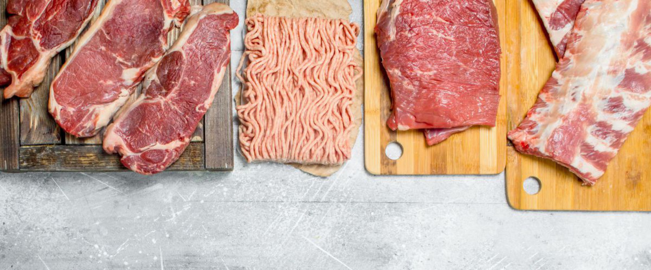 Rohes Fleisch auf Holzbrett