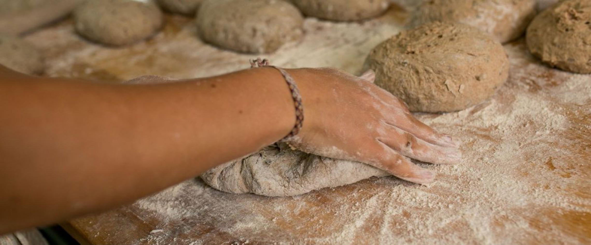 Hand beim Kneten von Teiglingen