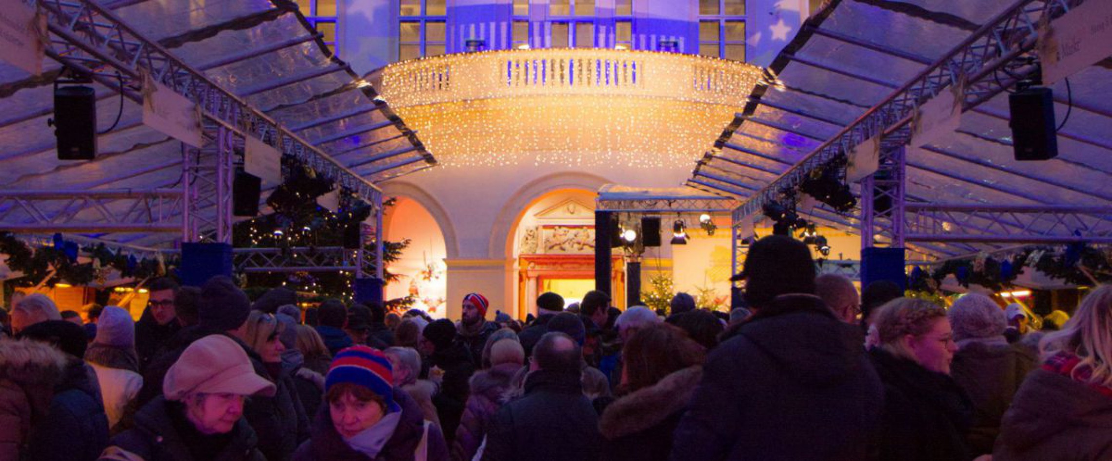 Der Innenhof des Palais NÖ gefüllt in stimmungsvolle Lichter