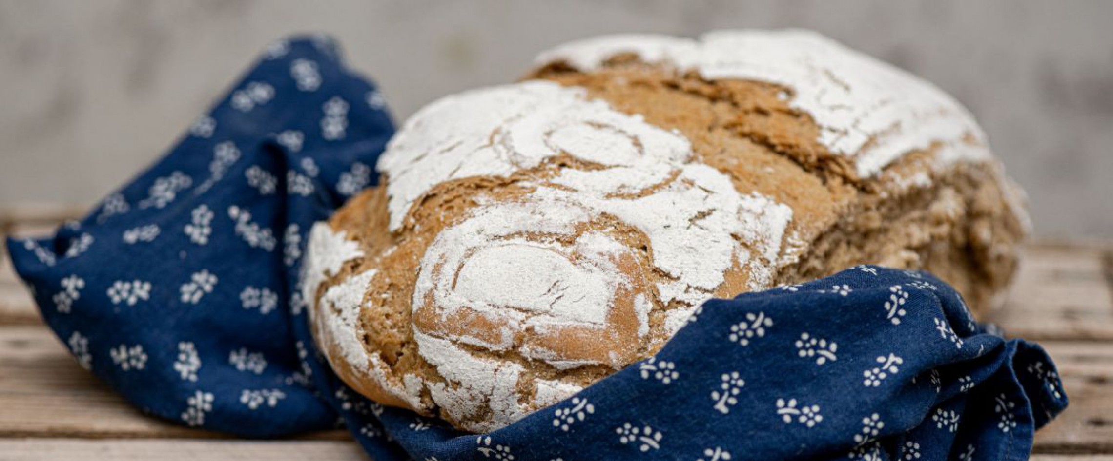 Vollkornbrot auf einem blauen Tuch