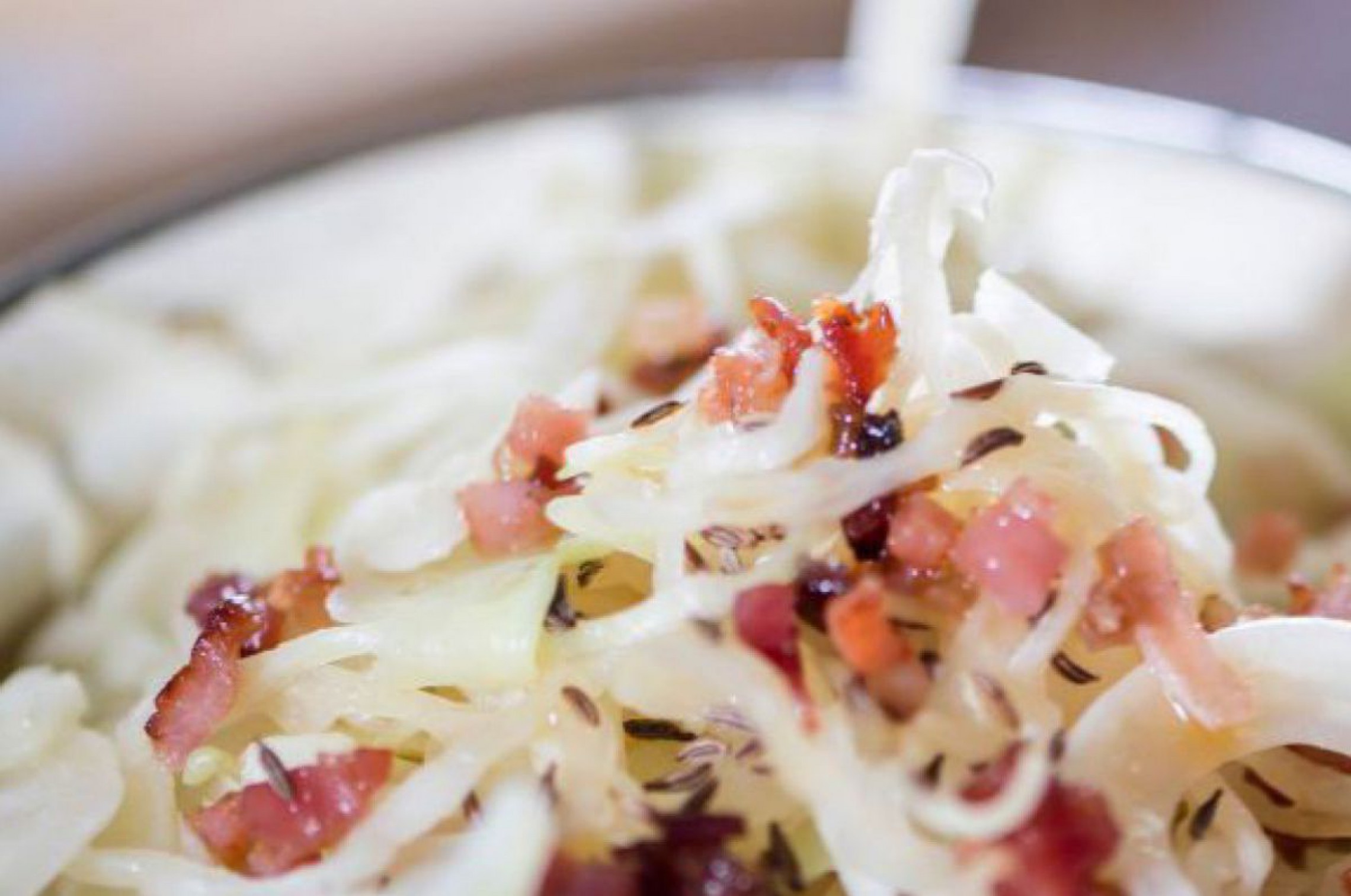 Kraut mit Speck in einer Pfanne
