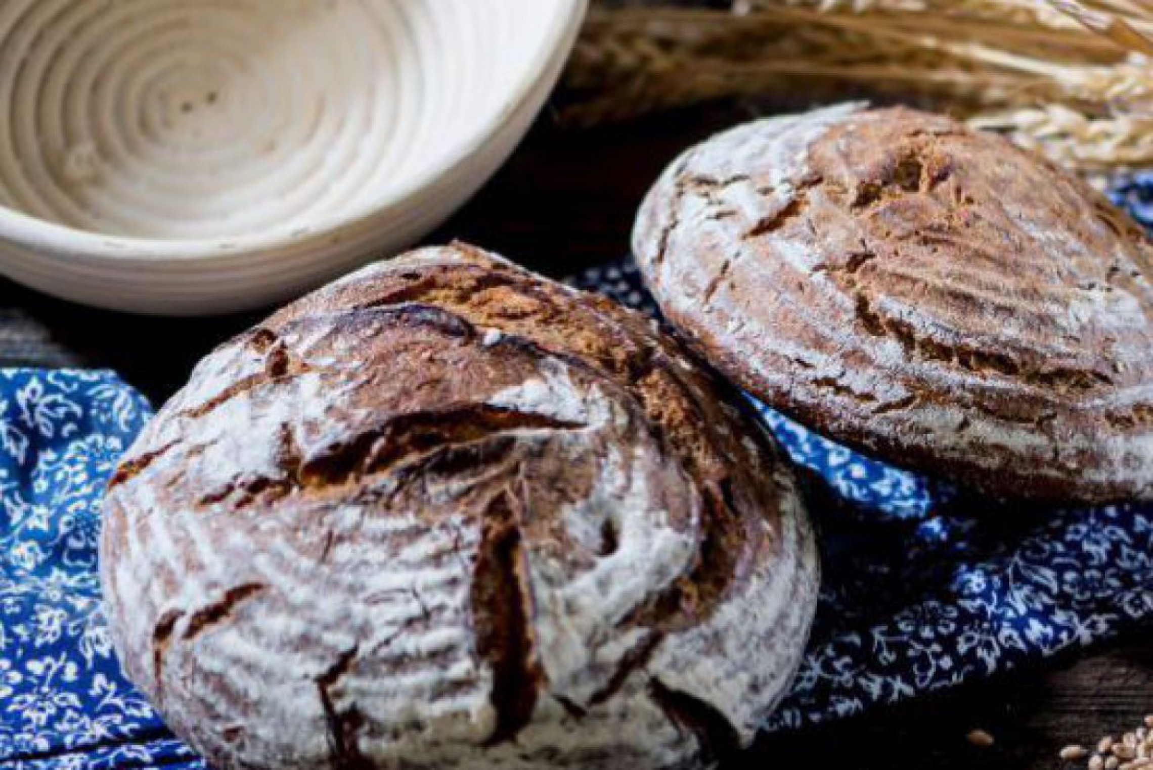 Brot und Getreide auf einem Tisch