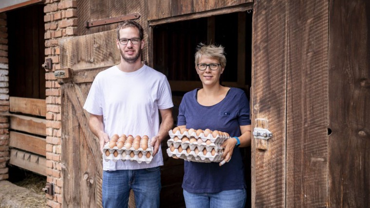 Familie Unterweger mit Eierkartons