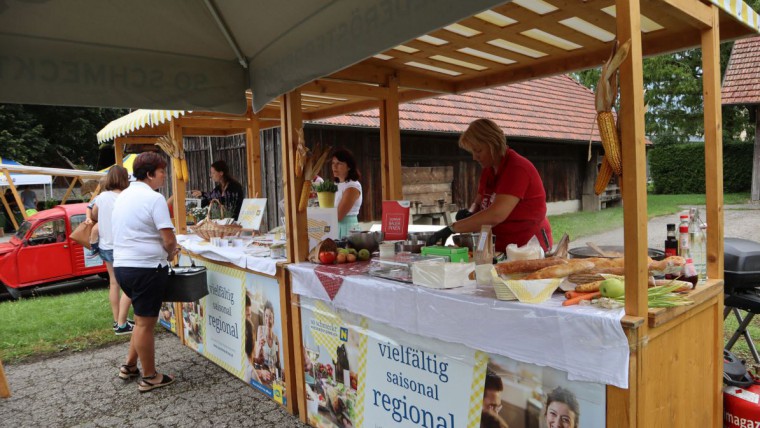 Bauernmarkt Haag Infostände von "So schmeckt NÖ" mit Konsumenten davor