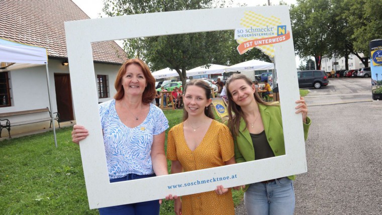 Bauernmarkt Haag Gruppenbild mit "So schmeckt NÖ" Fotorahmen