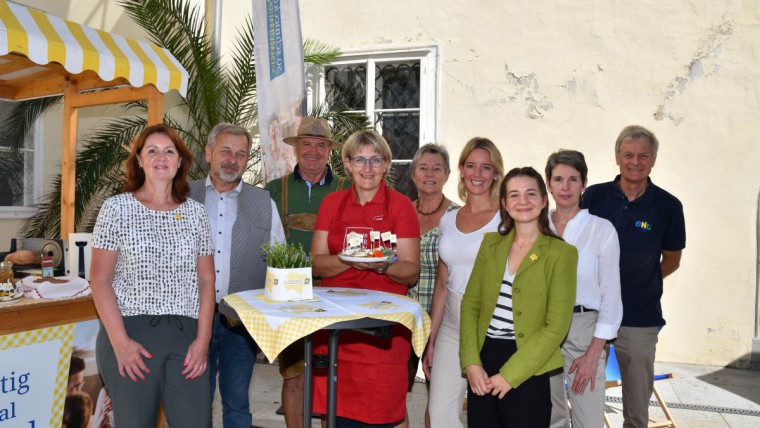 Bauernmarkt St. Peter/Au Gruppenfoto vor dem "So schmeckt NÖ" Infostand